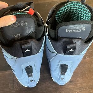 Women Burton Step-on boots size 6. Only wear once, too big for me.